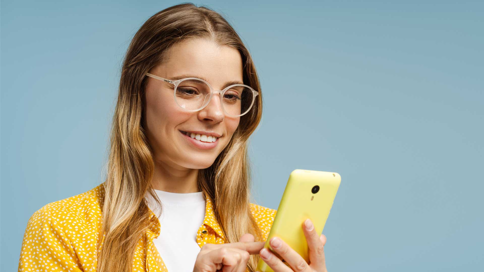 ragazza che utilizza l'intelligenza artificiale per cercare un centro ottico online