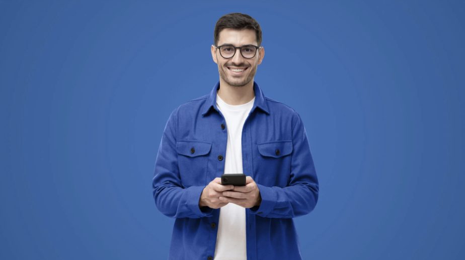 Cliente di un centro ottico che usa l’app Il Mio Ottico sullo smartphone